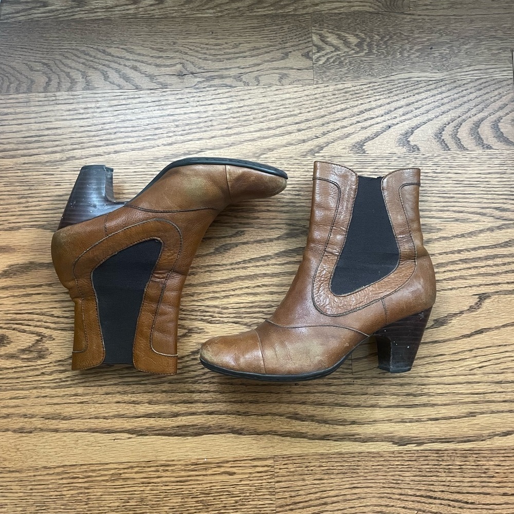 Born brand heeled Chelsea Boots! Good condition!​​​